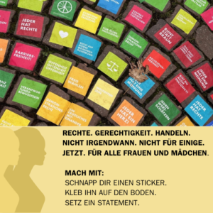 Das Bild zeigt ein Stück gepflasterte Straße. Auf jedem Pflasterstein klebt ein bunter Sticker mit einer Botschaft, wie z.B. Jede*r hat Rechte, Bunt statt Braun, Make Love, not War usw. Das Bild wirbt für eine Aktion, bei der Sticker mit Botschaften zum Internationalen Frauentag auf den Boden im öffentlichen Raum geklebt werden.