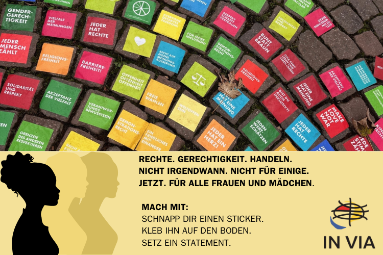 Das Bild zeigt ein Stück gepflasterte Straße. Auf jedem Pflasterstein klebt ein bunter Sticker mit einer Botschaft, wie z.B. Jede*r hat Rechte, Bunt statt Braun, Make Love, not War usw. Das Bild wirbt für eine Aktion, bei der Sticker mit Botschaften zum Internationalen Frauentag auf den Boden im öffentlichen Raum geklebt werden.