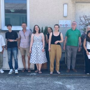 Jugendliche und drei Erwachsene stehen in einer Reihe und schauen uns an. Es sind Teilnehmer*innen der Prüfungsvorbereitung an der Edith Stein Schule Freiburg.