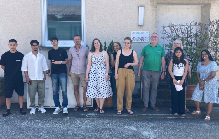 Jugendliche und drei Erwachsene stehen in einer Reihe und schauen uns an. Es sind Teilnehmer*innen der Prüfungsvorbereitung an der Edith Stein Schule Freiburg.