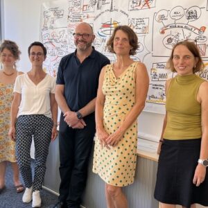 Zwei IN VIA Regionalleiterinnen, Bürgermeister ROland Meder und Vorständinnen Annette Albrecht und Silke Hoger Heinzel stehen nebeneinander in einem Besprechungsraum und schauen die Betrachterin an. Eine Aufnahme von einem Besuch des Bürgermeisters bei IN VIA.
