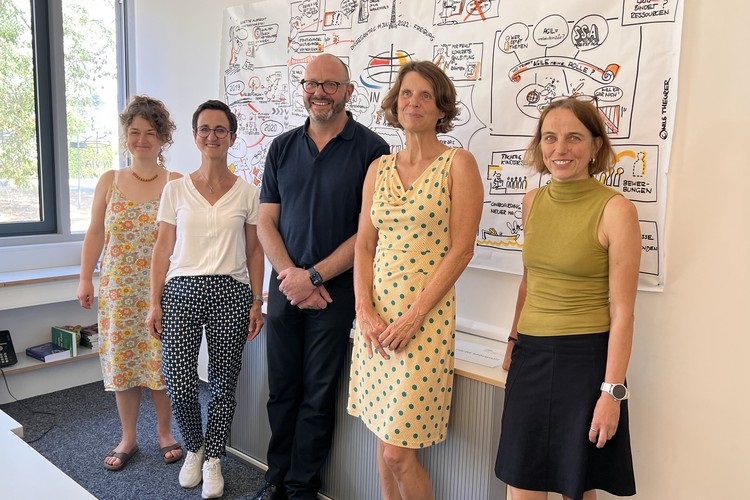 Zwei IN VIA Regionalleiterinnen, Bürgermeister ROland Meder und Vorständinnen Annette Albrecht und Silke Hoger Heinzel stehen nebeneinander in einem Besprechungsraum und schauen die Betrachterin an. Eine Aufnahme von einem Besuch des Bürgermeisters bei IN VIA.